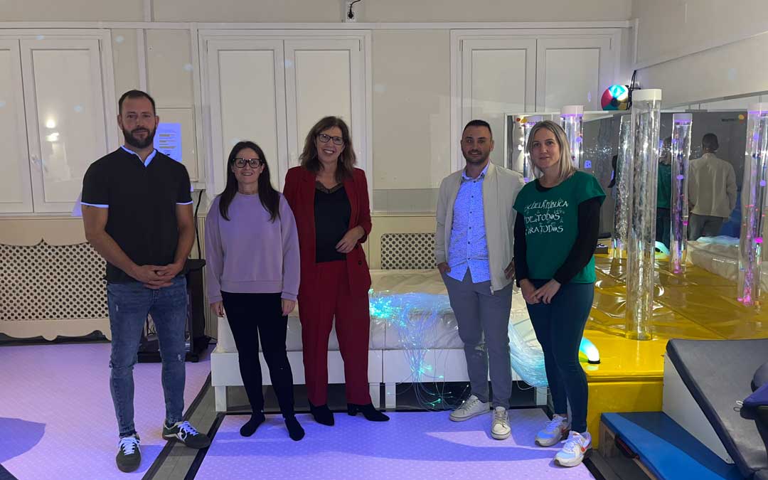 Miembros de la Cooperativa Ganadera de Caspe visitaron este miércoles el colegio de educación especial Gloria Fuertes de Andorra./ C.O.