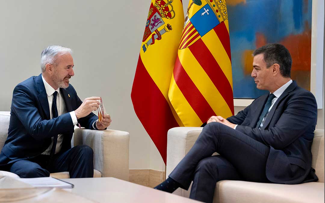 El presidente Azcón le ha regalado al presidente Sánchez al inicio del encuentro tres medidas de la Virgen del Pilar./ Fabián Simón