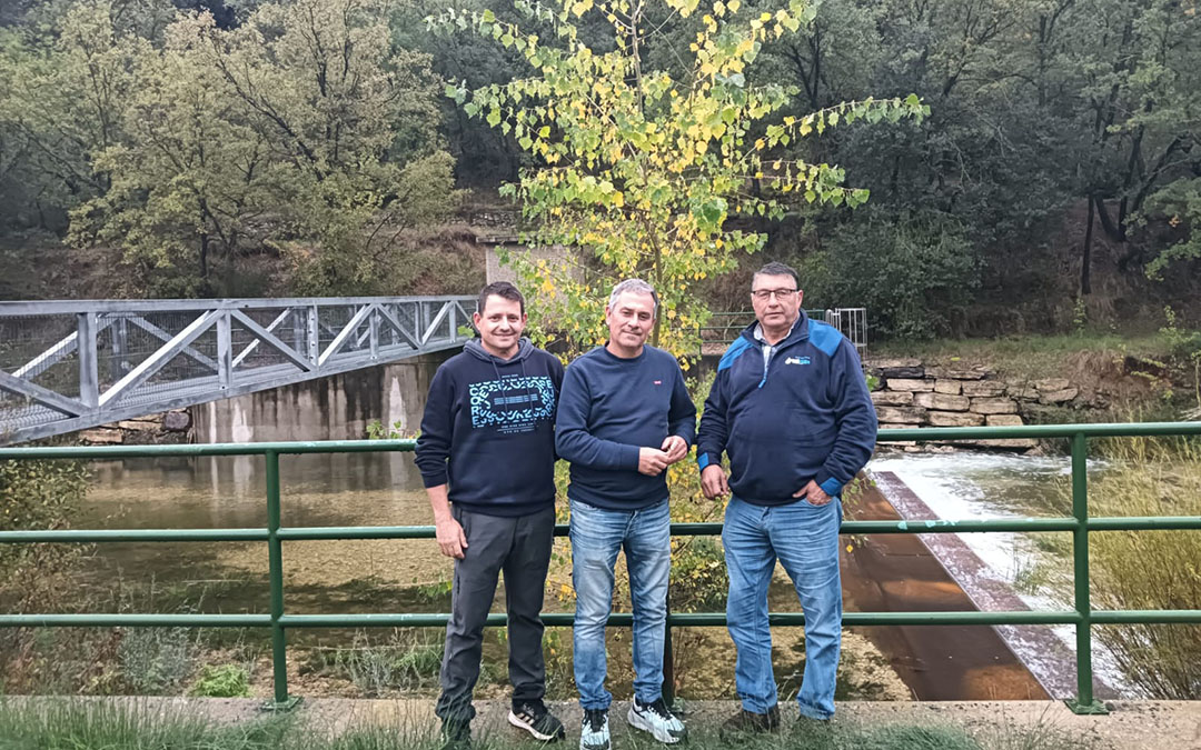 Integrantes de la Junta de Riegos del Matarraña ayer junto a la estación de aforos el río Ulldemó./ J.L.