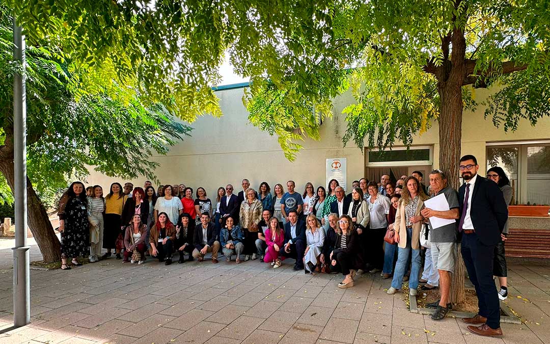 Foto de familia de los participantes en el acto del Día Mundial de la Salud Mental organizado por ASAPME Bajo Aragón este martes en Calanda./ L.C.