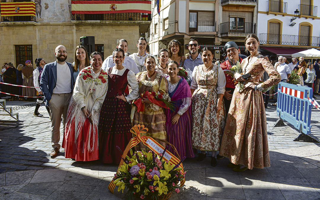 La ofrenda de flores es uno de los actos más multitudinarios de las fiestas. / A.Z