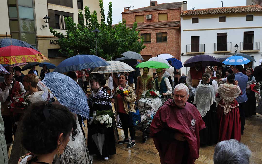 Multitud de personas han acudido con sus paraguas y han hecho fila./ J.L.