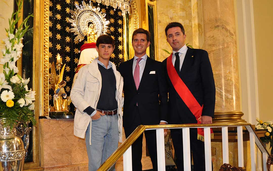 El alcalde ha estado arropado por varias autoridades como el diputado Ramón Celma./ J.L.