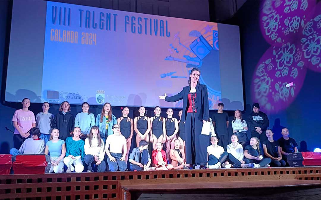 Foto de familia de todos los artistas participantes en la gala./ L.C.