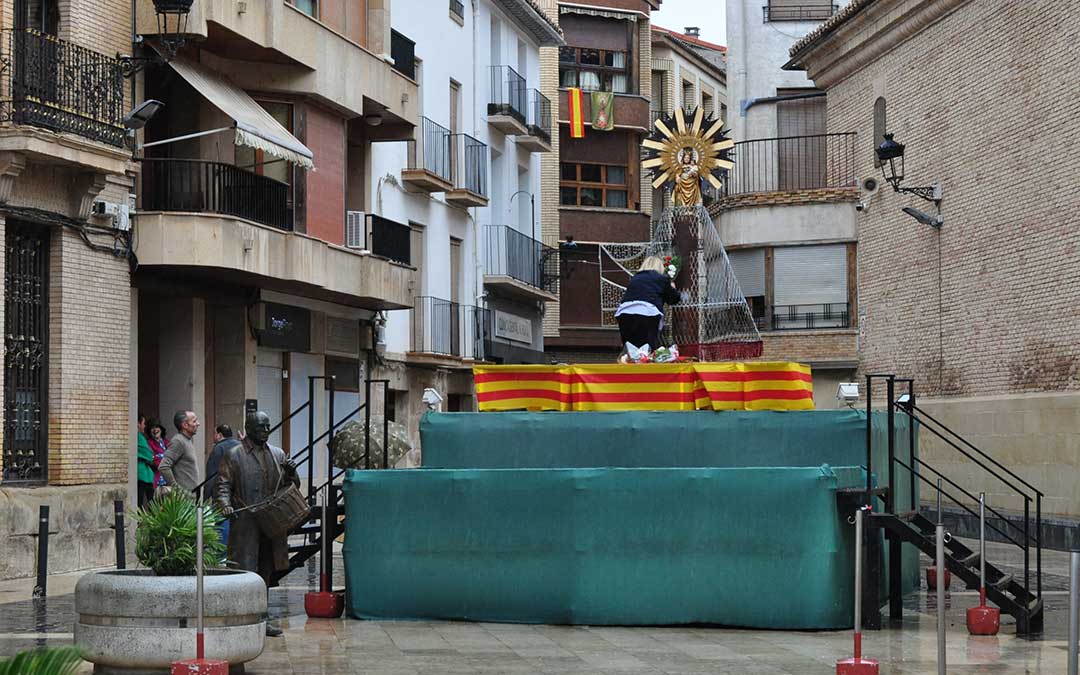 La ofrenda se ha trasladado desde la Plaza de España hasta el templo del Pilar./ J.L.