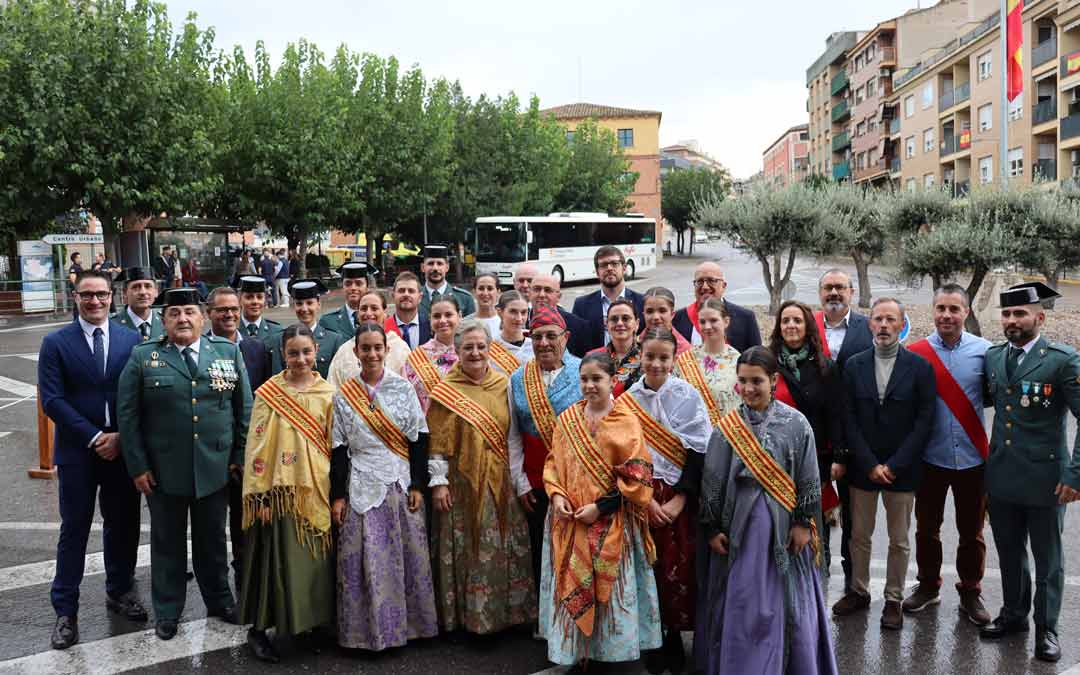 Caspolinas 2024, Guardia Civil y representantes del Ayuntamiento en el izado de bandera de las Fiestas del Pilar./ Sandra Jiménez