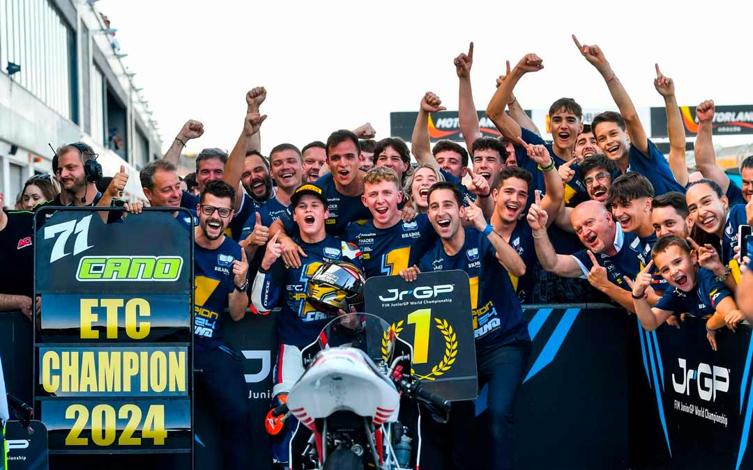 Carlos Cano junto a su equipo celebrando el título de campeón en la categoría ETC./ Motorland