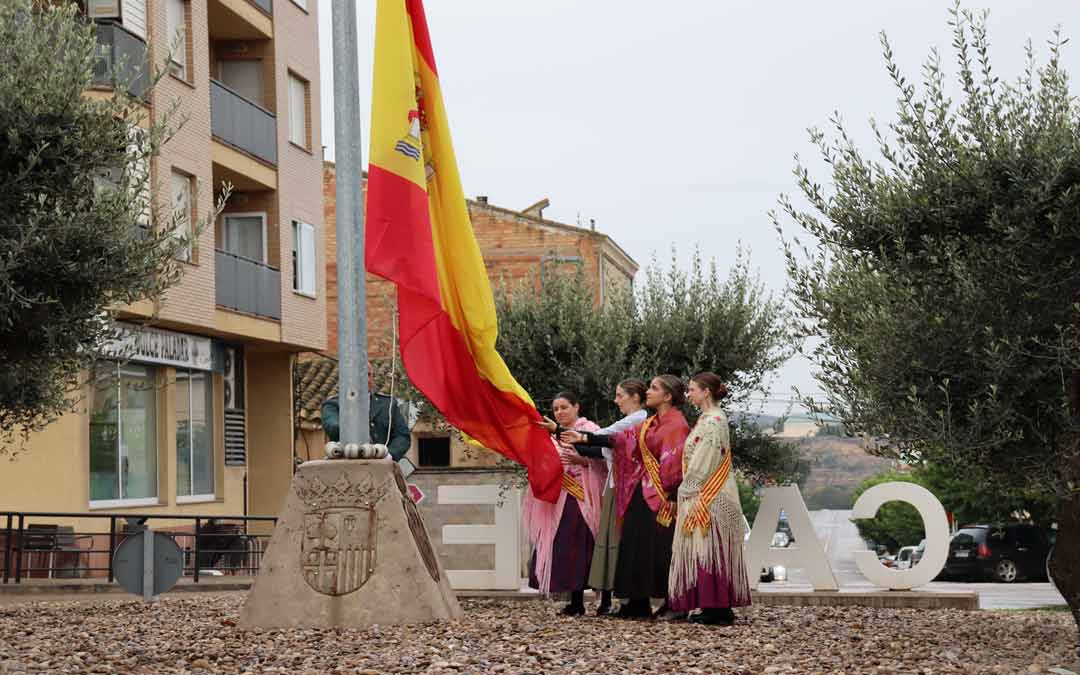 Caspolinas en el izado de bandera por el Día del Pilar./ Sandra Jiménez