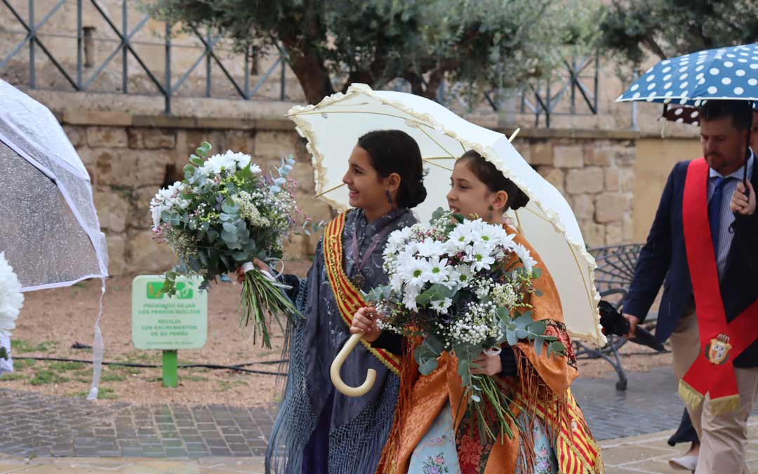 Caspolinas en la ofrenda de la Virgen del Pilar./ Sandra Jiménez