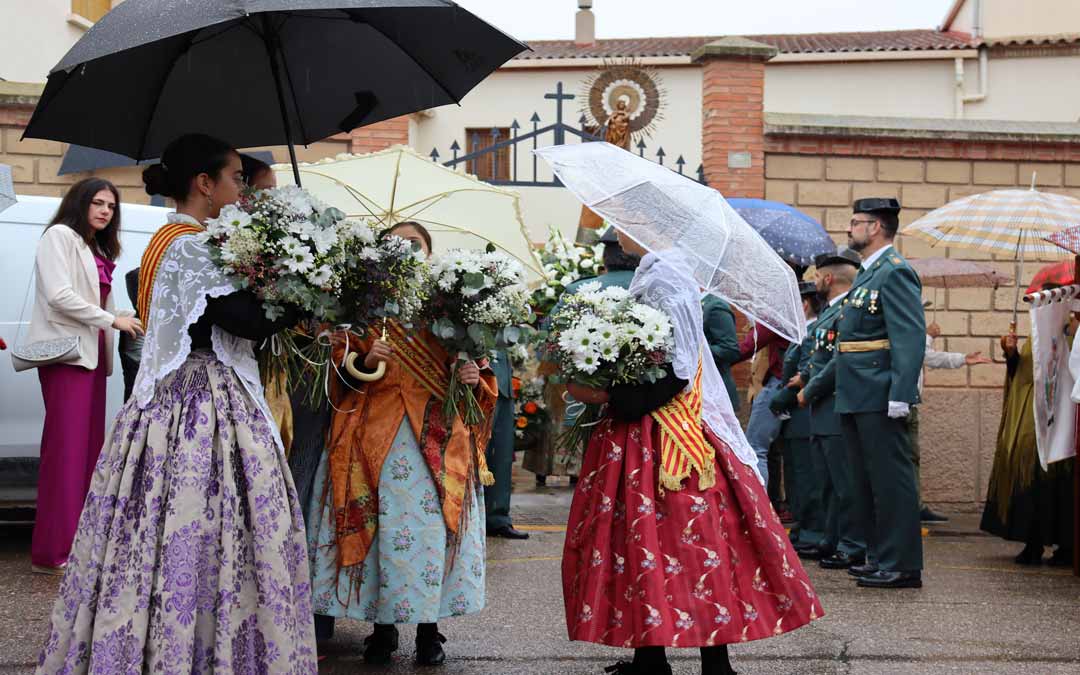 Grupo de caspolinas en durante la ofrenda en las Fiestas del Pilar./ Sandra Jiménez