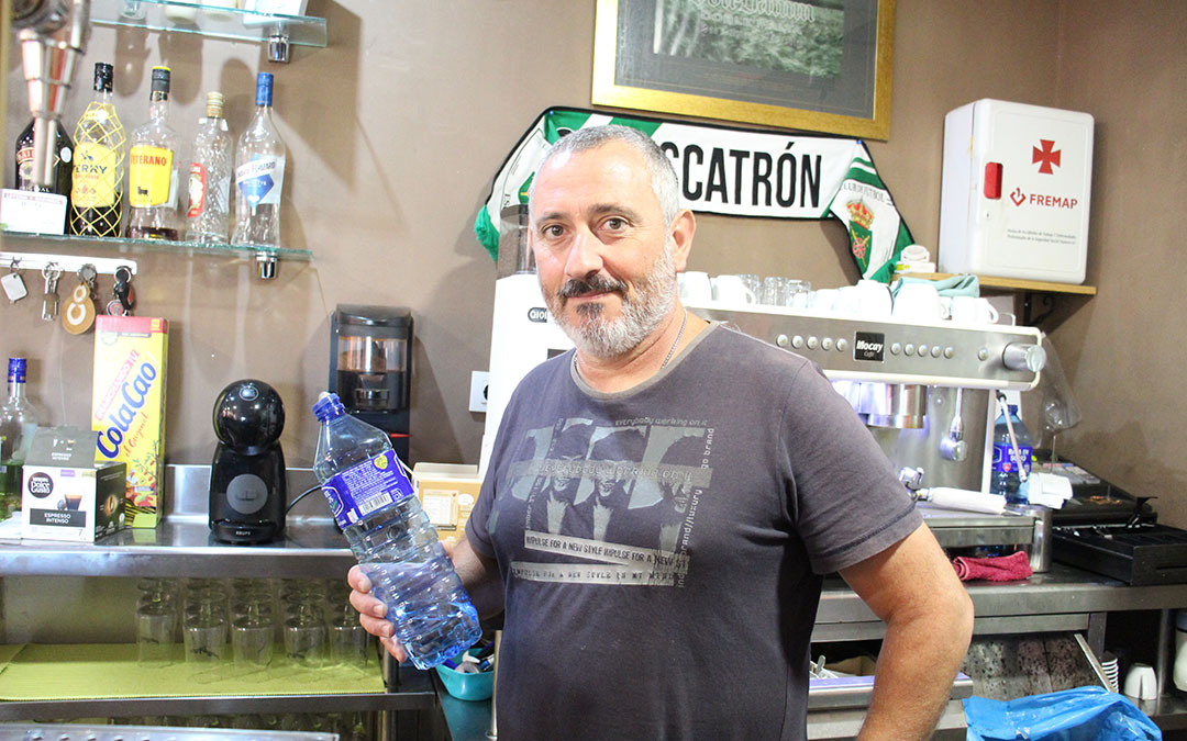 El gerente del bar de Castelnou, Umberto Orlando, el viernes delante de la cafetera portátil que emplea ahora y que rellena con agua mineral. / B. Severino