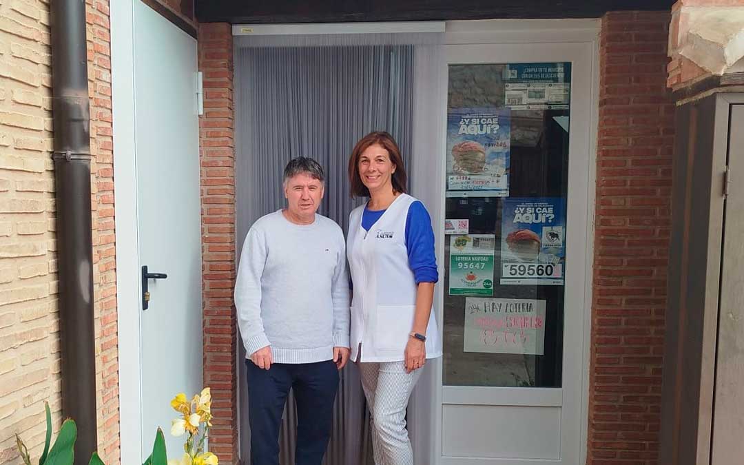 El diputado de la DPT Javier Ciprés en uno de los comercios beneficiados./ DPT