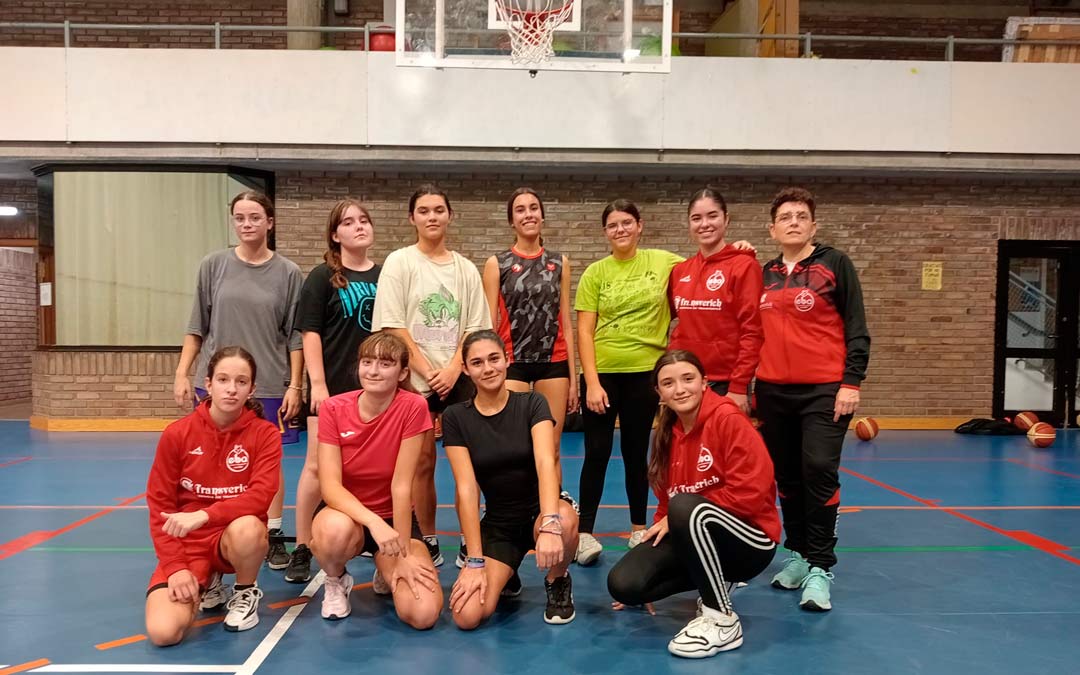 El club femenino de la Escuela de Baloncesto de Alcañiz durante uno de sus entrenos./ Escuela de Baloncesto de Alcañiz