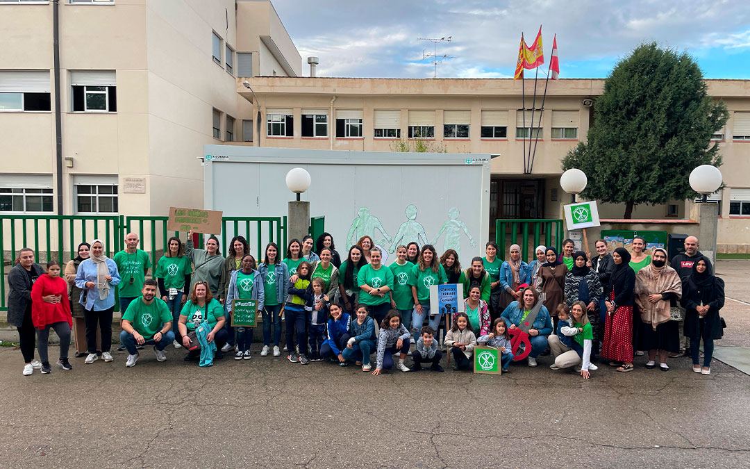 Concentración colegio Alejo Lorén contra recortes en educación./ S.F.