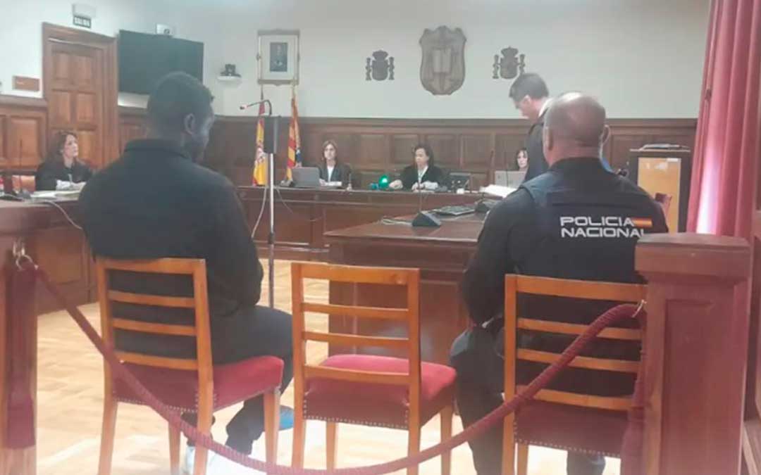 El acusado, este martes, en el juicio de conformidad que tuvo lugar en la sala de la Audiencia de Teruel./ Heraldo