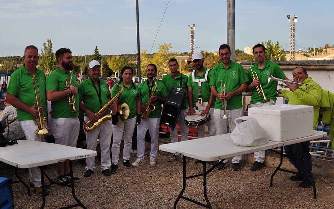 La charanga Armonía de Cretas ha amenizado la tarde de vaquillas./ J.L.