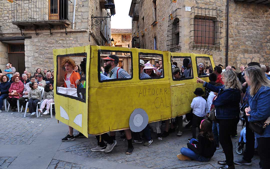 Un autobús del Imserso llegó a visitar Cretas./ J.L.