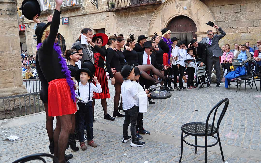 El cabaret tomó la plaza de España./ J.L.