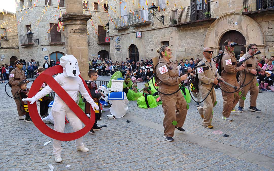 Desfile de disfraces en cretas./ J.L.