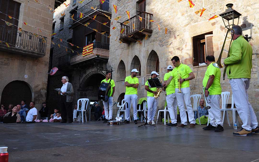 La charanga Armonía amenizó el desfile de disfraces./ J.L.