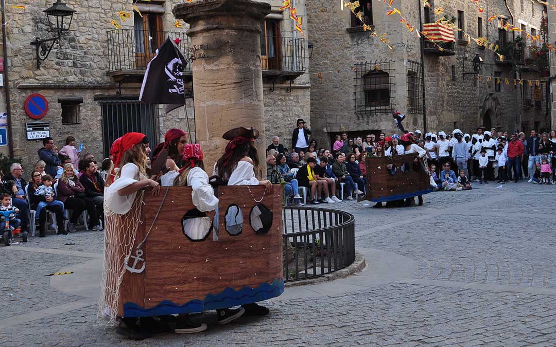 Desfile de disfraces en cretas./ J.L.