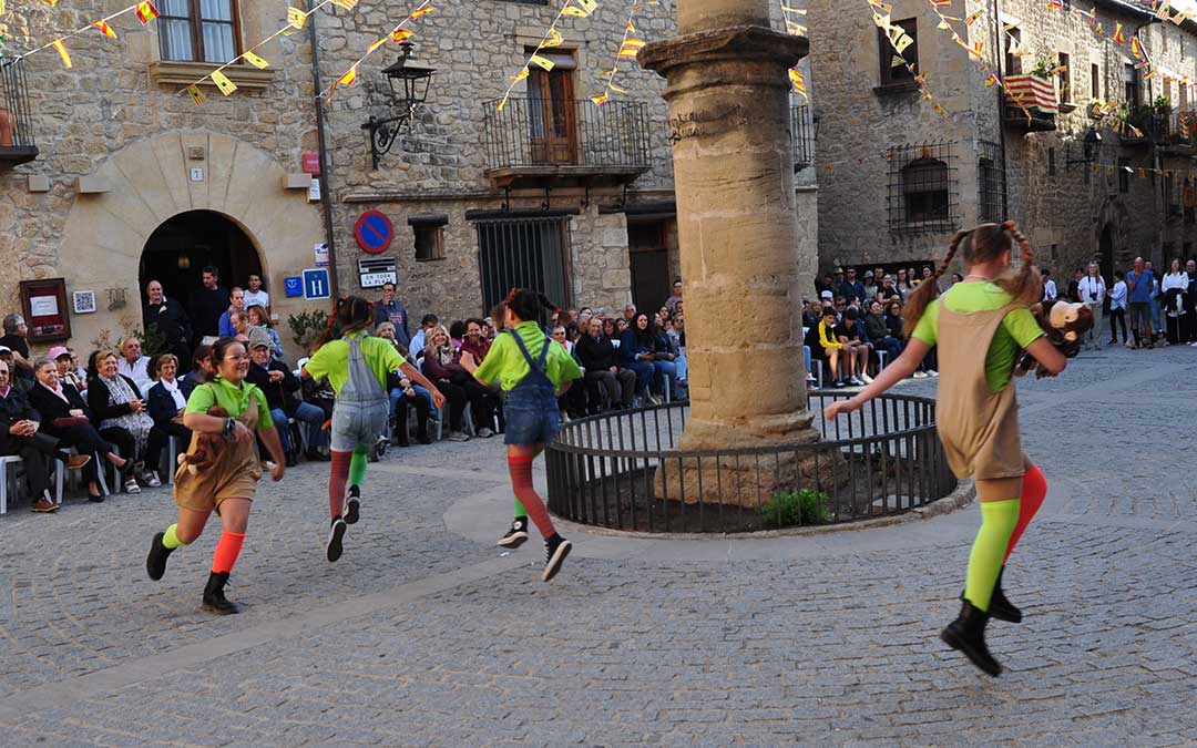 Desfile de disfraces en cretas./ J.L.