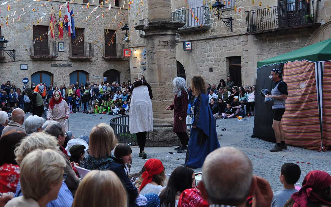 Un gran espectáculo circense durante el desfile de disfraces de Cretas./ J.L.