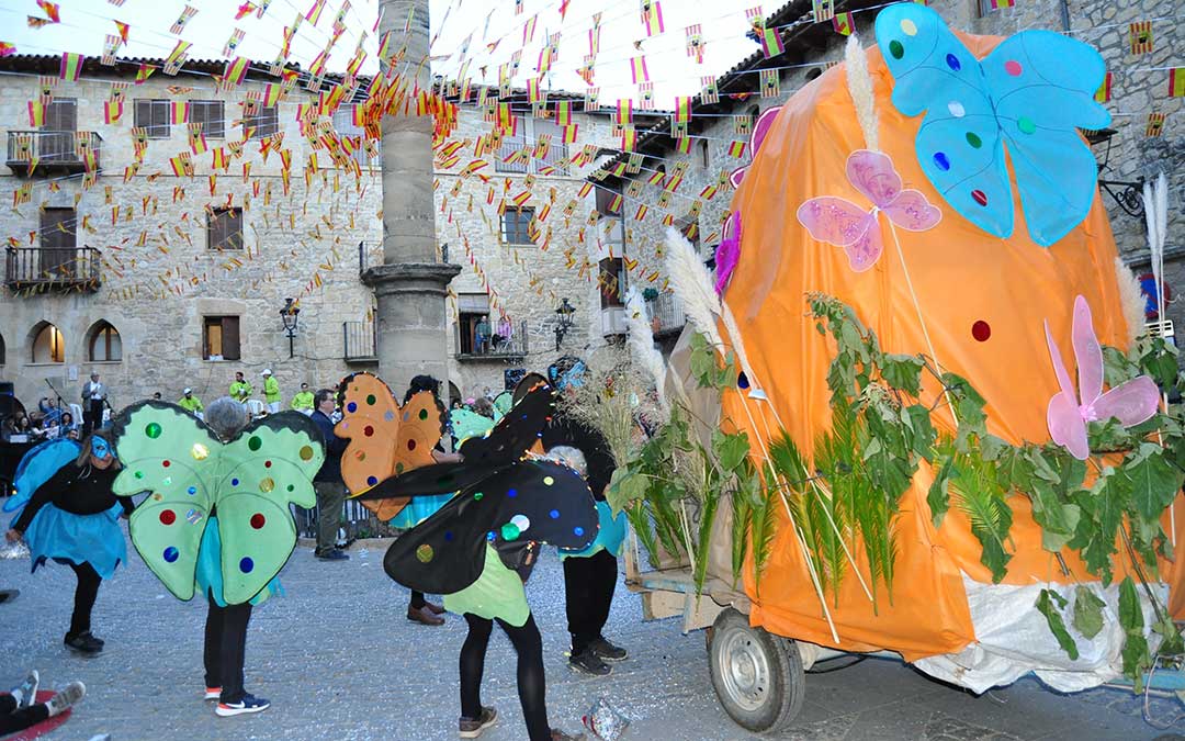 Un gran nido de mariposas tomó el centro de Cretas./ J.L.