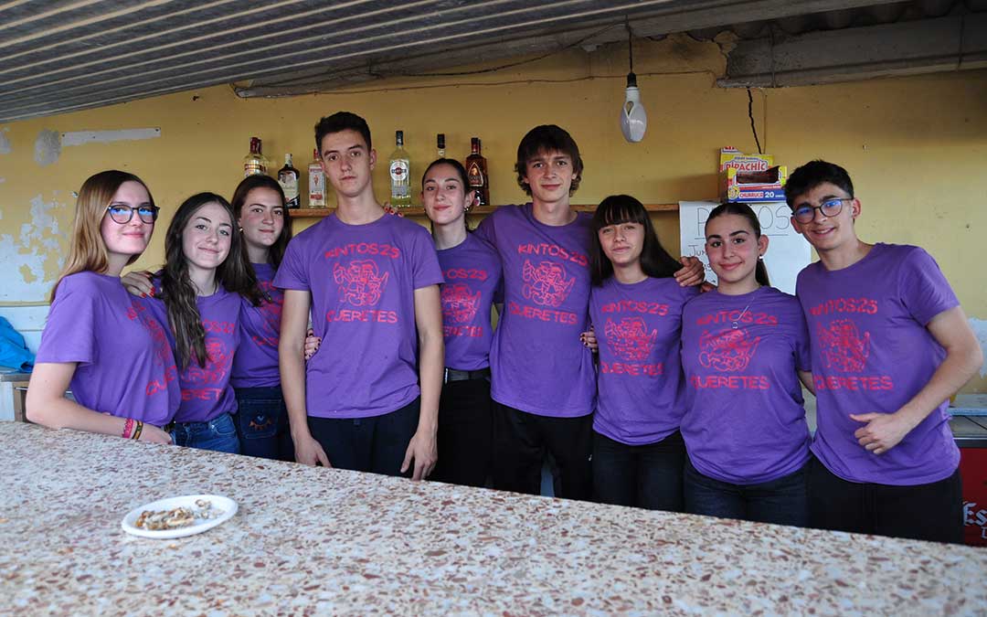 Parte de los Quintos de Cretas durante las fiestas./ J.L.