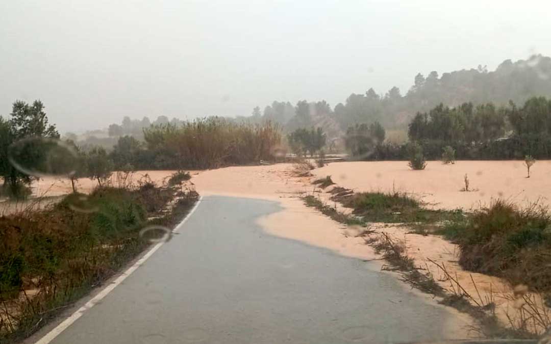 El barranco ha inundado la carretera de Les Valls en Cretas./ L.C.