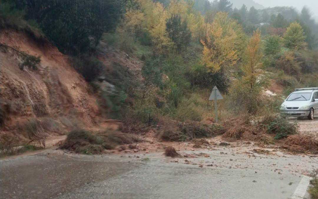 Desprendimientos en una carretera del Matarraña tras el paso de la DANA./ L.C.