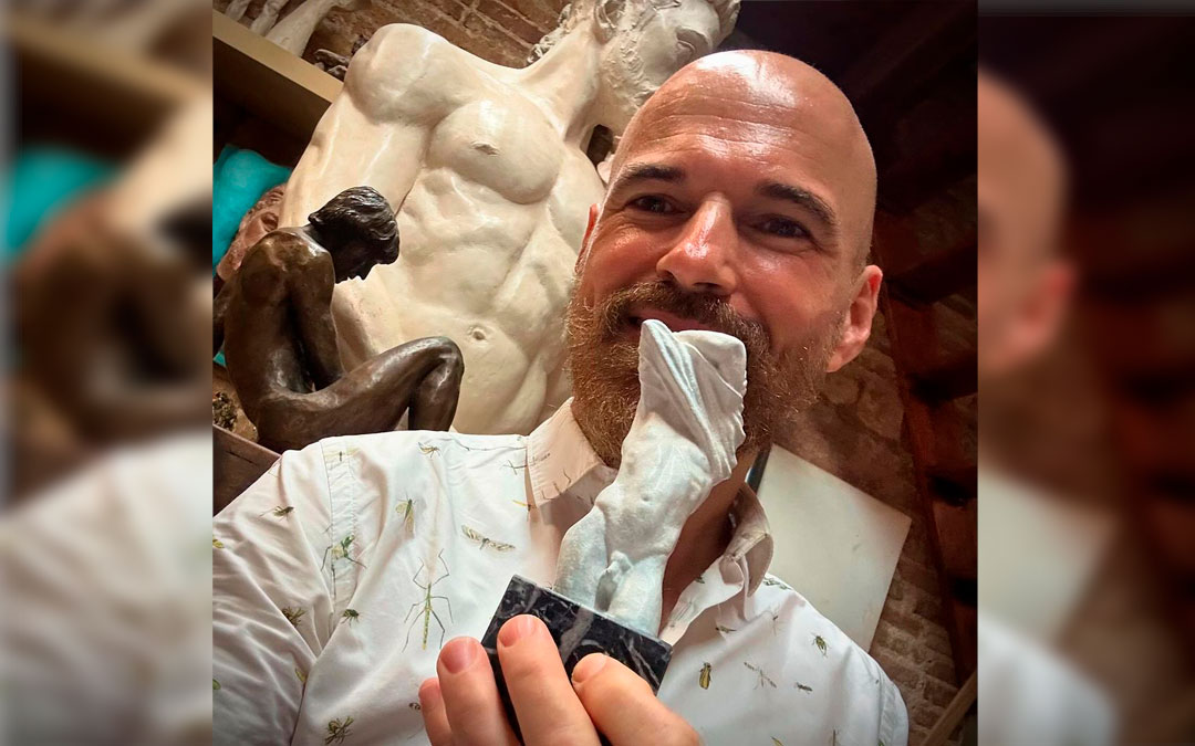 Egea, con la obra que sortea en su Instagram. / IG