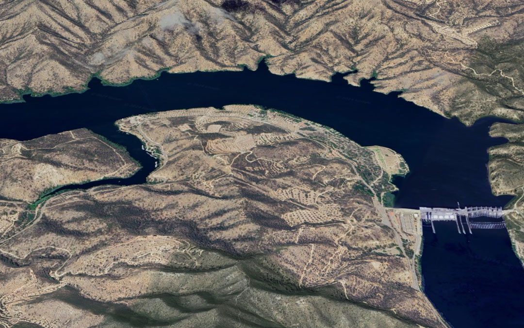 La proximidad al embalse de Robarroja en Fayón propicia el asentamiento de estas plantaciones./ Google Maps