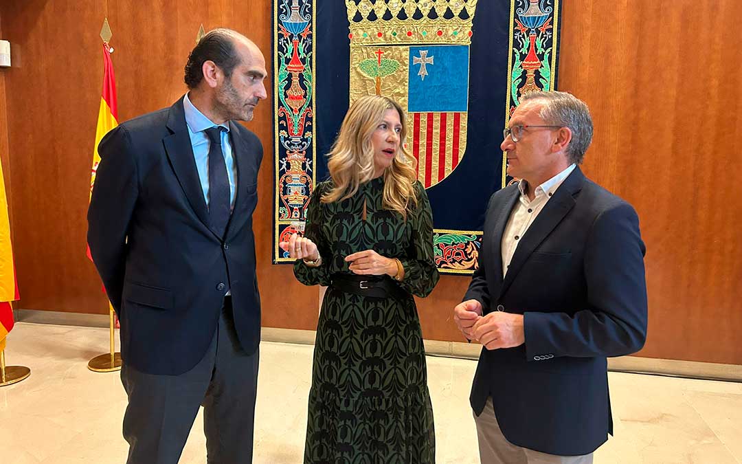 La vicepresidenta del Gobierno de Aragón, Mar Vaquero, junto a Daniel Rey, director del IAF, y Joaquín Juste, presidente de la DPT, este martes./ DGA