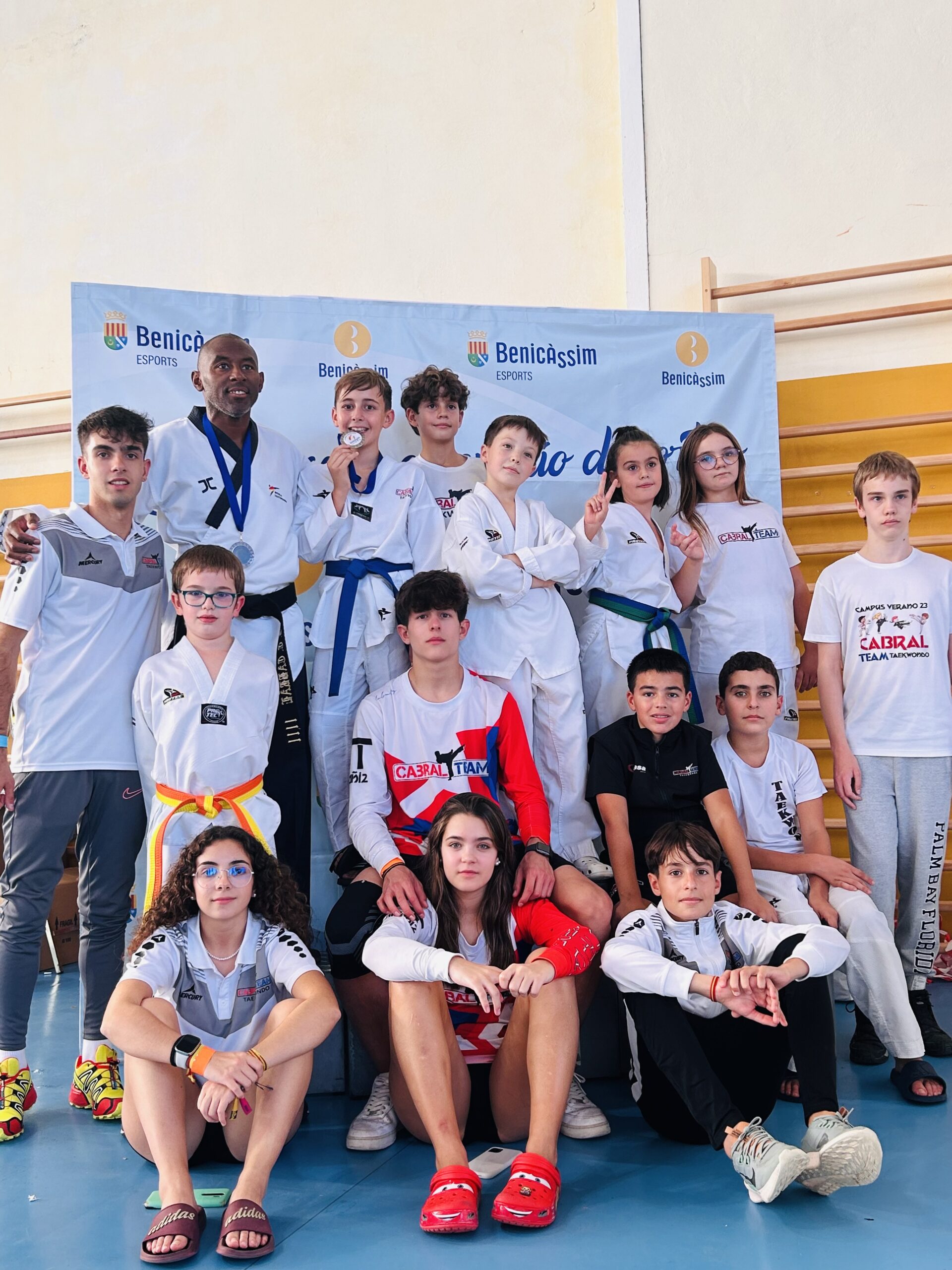 Los jóvenes deportistas junto con su entrenador en el Open de Benicassim./ Cabral Team