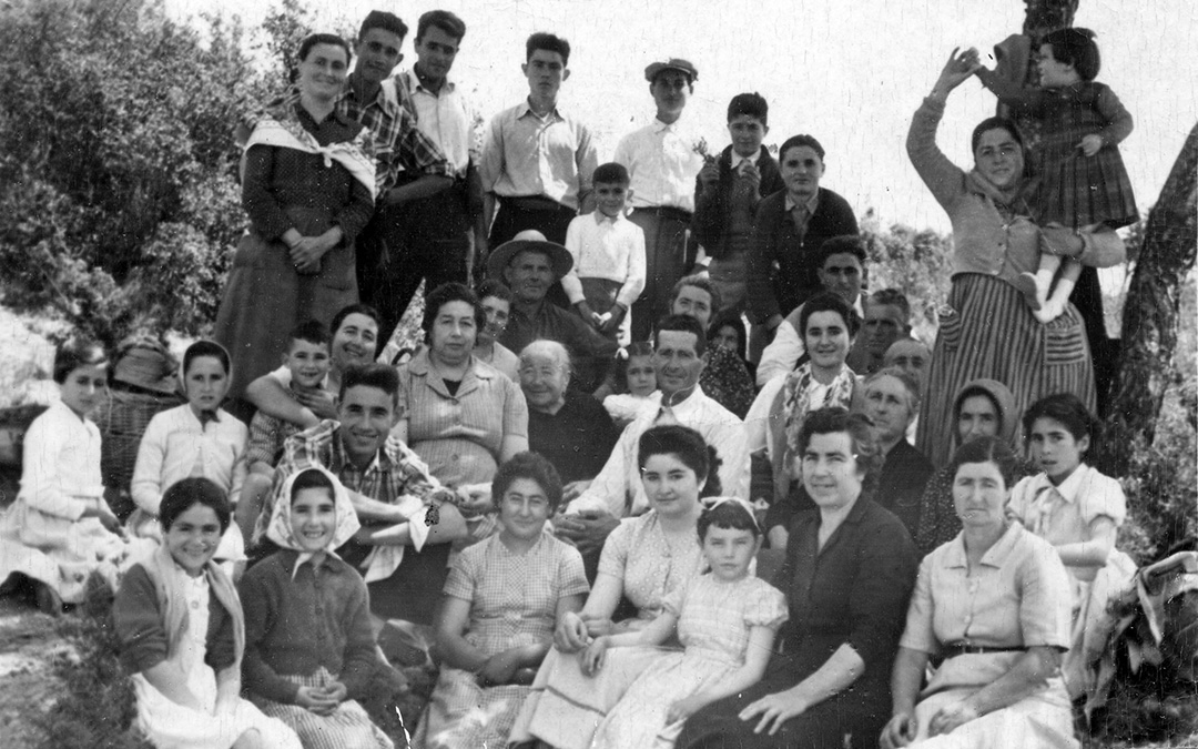 Parte de los vecinos, pequeños y mayores que vivían en La Herradura. /Archivo La Herradura