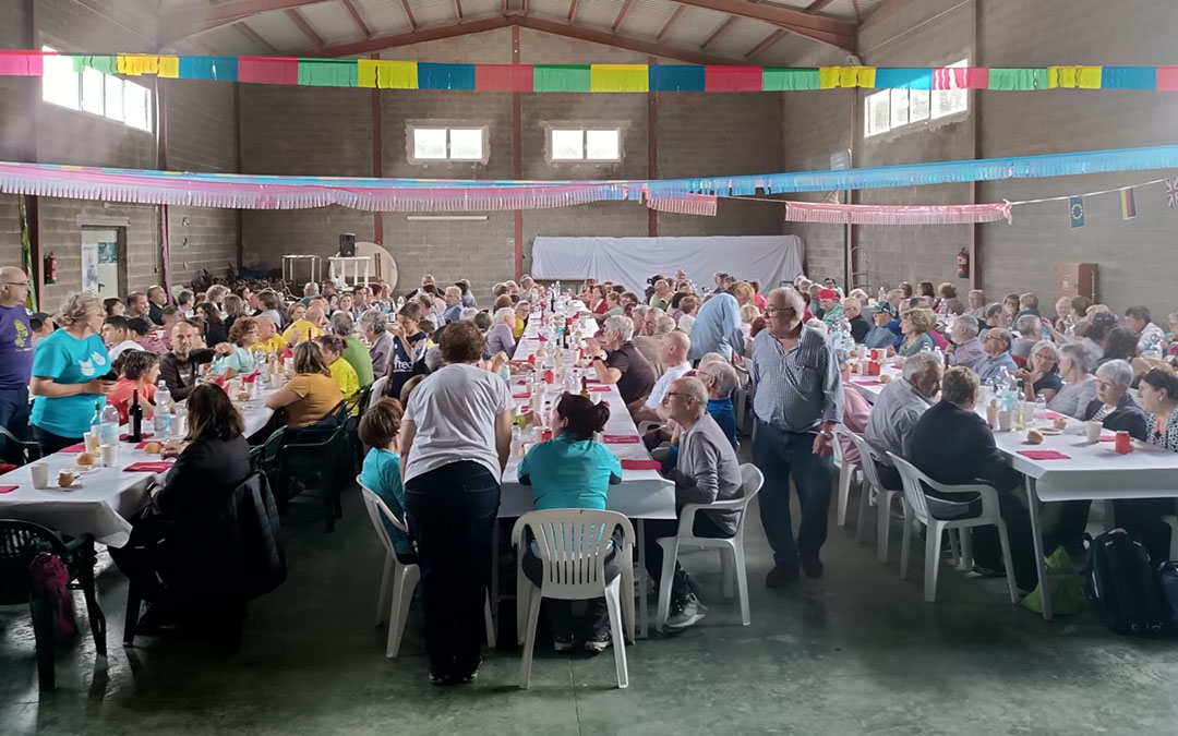 Casi 190 personas participaron en la fiesta y comida popular./ Enrique Segurana.