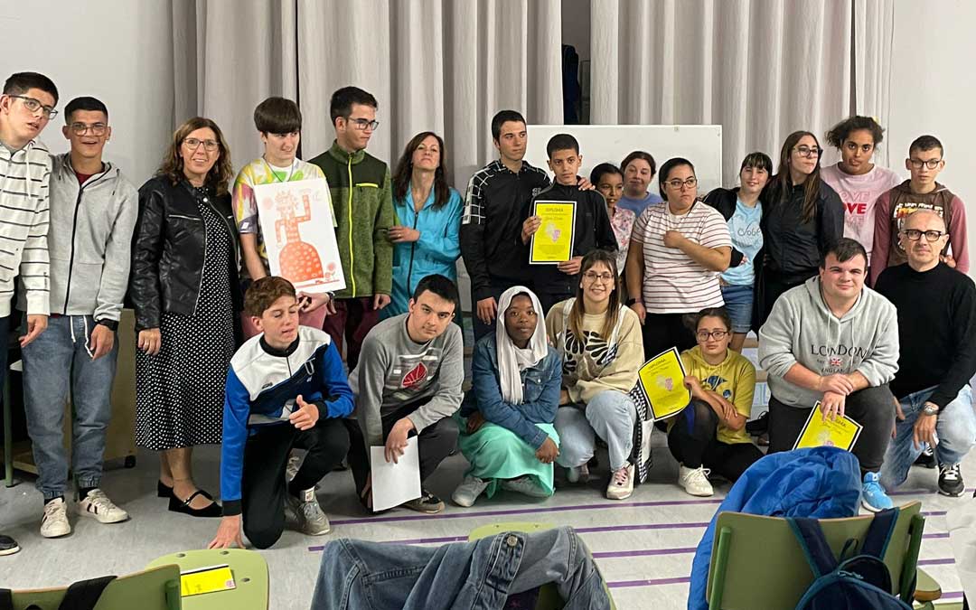 Los alumnos de una de las aulas participantes junto a la especialista, Giu Santos./ CPEE Gloria Fuertes