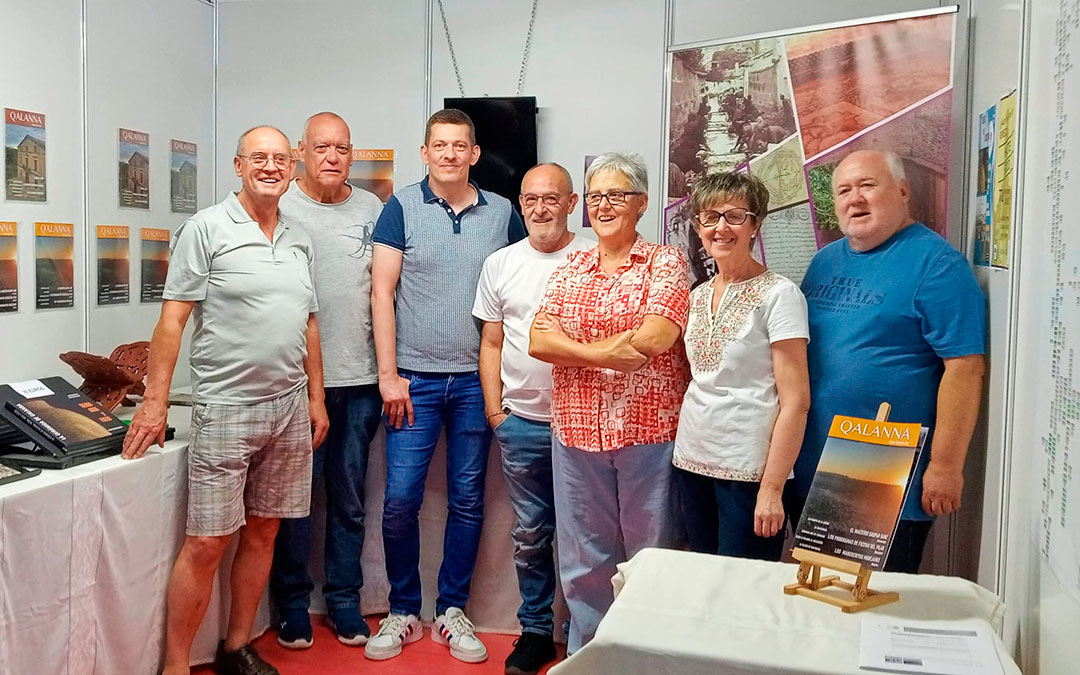 Foto de familia de parte de los miembros del Grupo de Estudios Calandinos, delante la revista Qalanna, que editan cada tres meses./ GREC