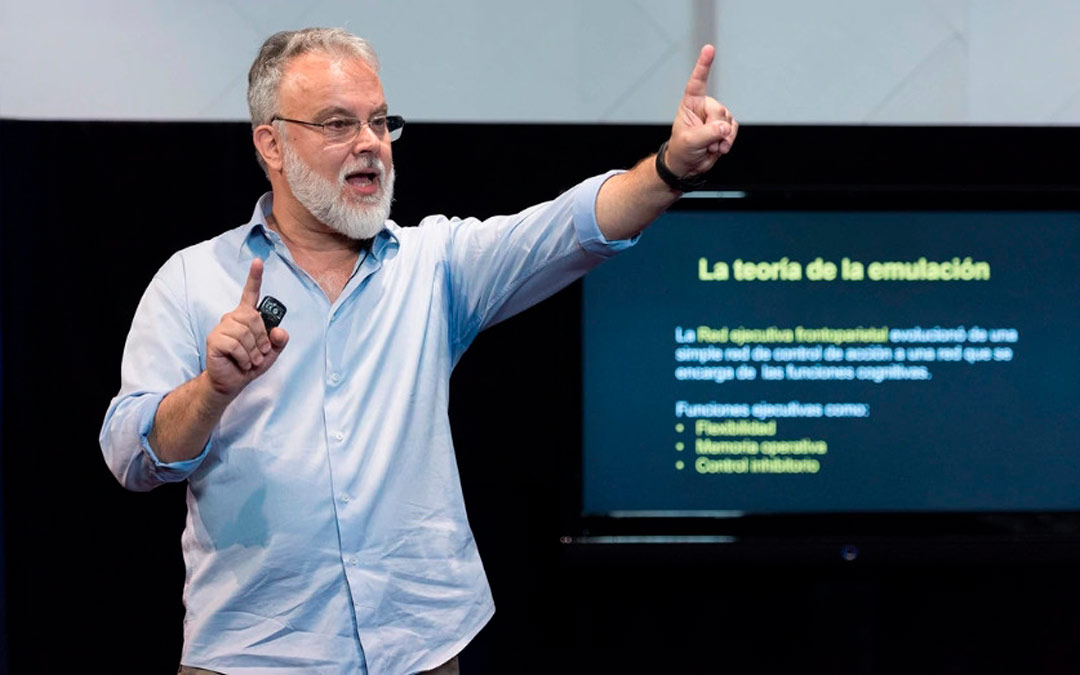El biólogo Hernán Aldana durante una de sus conferencias./ Afundación