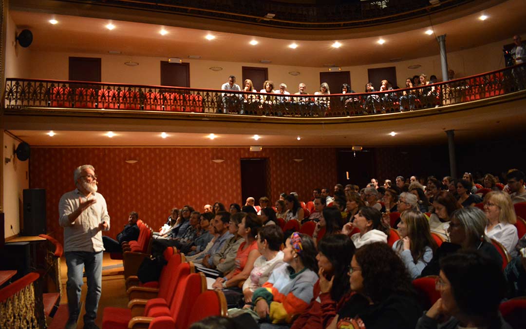 Hernán Aldana este sábado durante su ponencia en el Teatro Municipal./I.M.