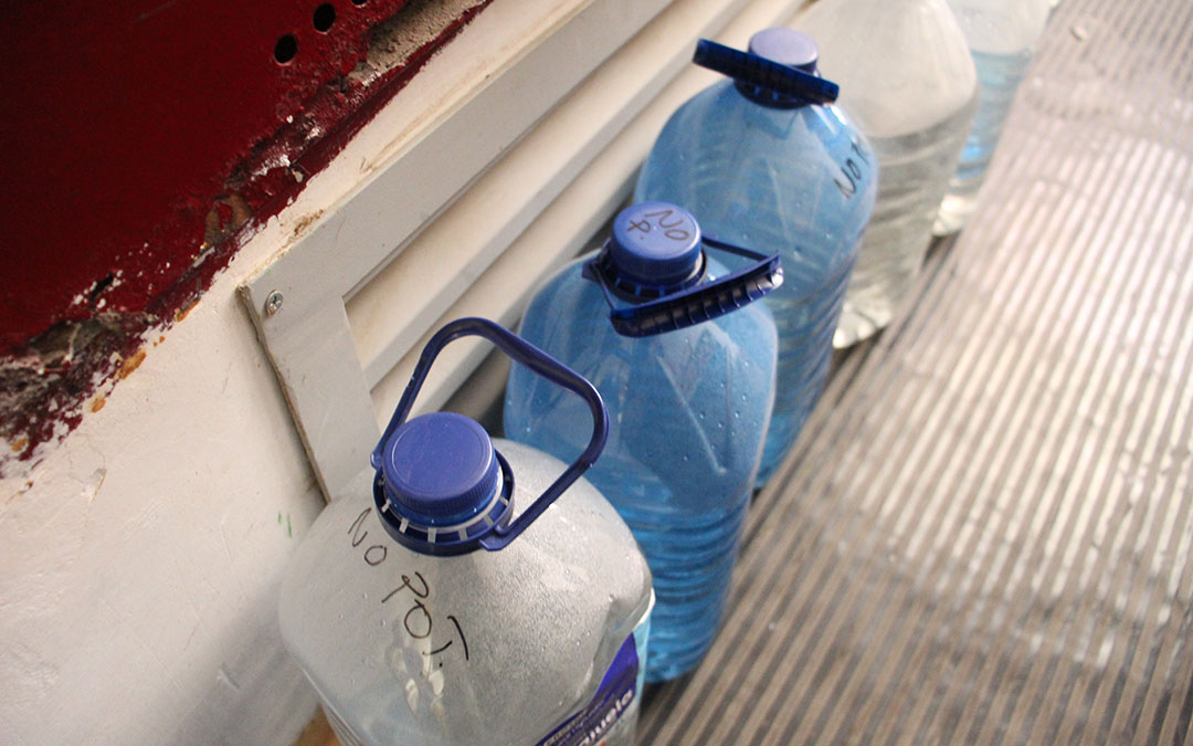 Garrafas diferenciadas de agua no potable. / B. Severino