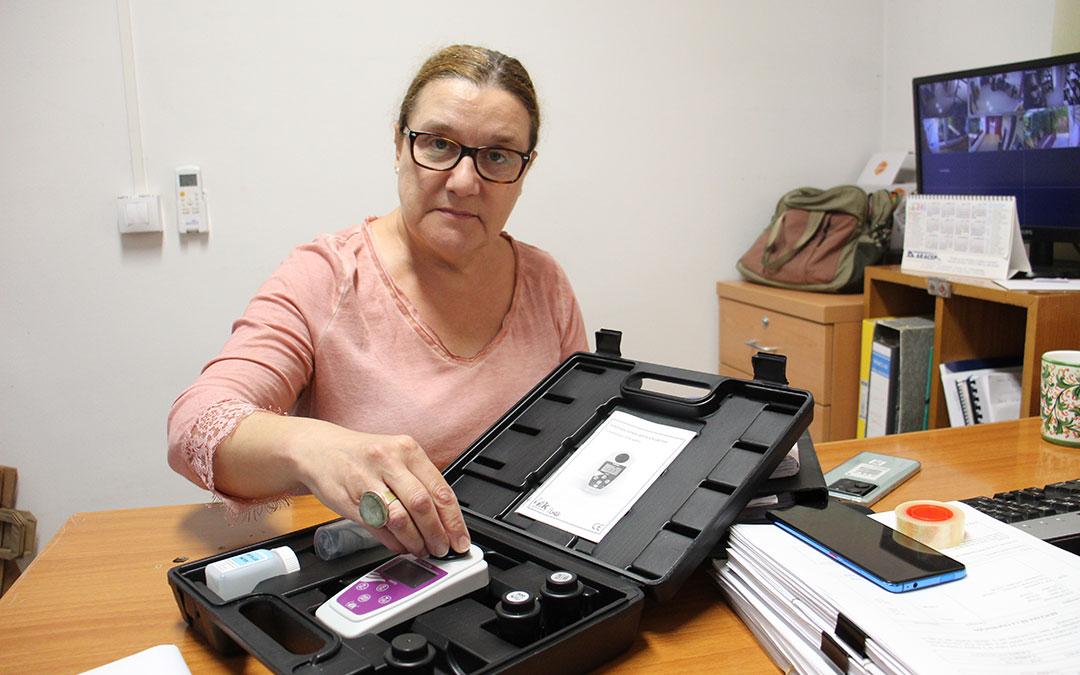 La directora de la Residencia San Valero de Híjar, Ana Gómez, muestra el aparato con el que cada lunes de todo el año mide la turbidez. / B. Severino