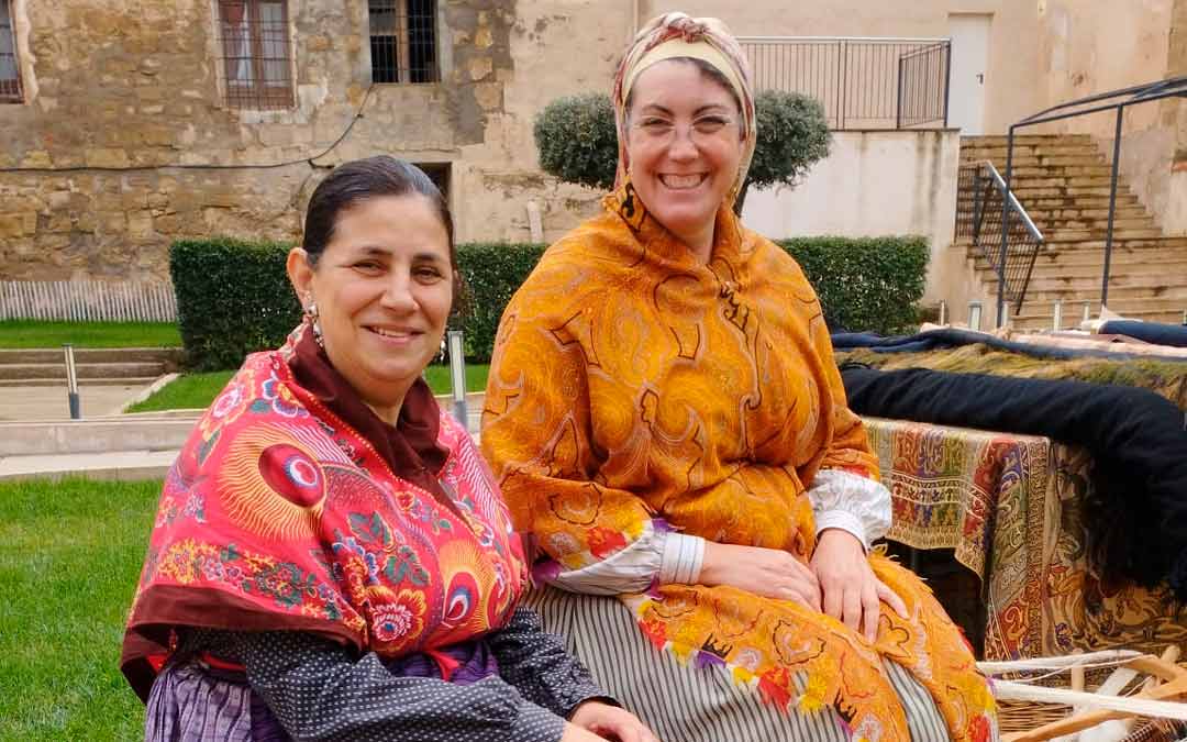 Dos de las participantes de 'Vestir el pasado' en las Fiestas del Pilar de Caspe./ Historica Vestimentúm.