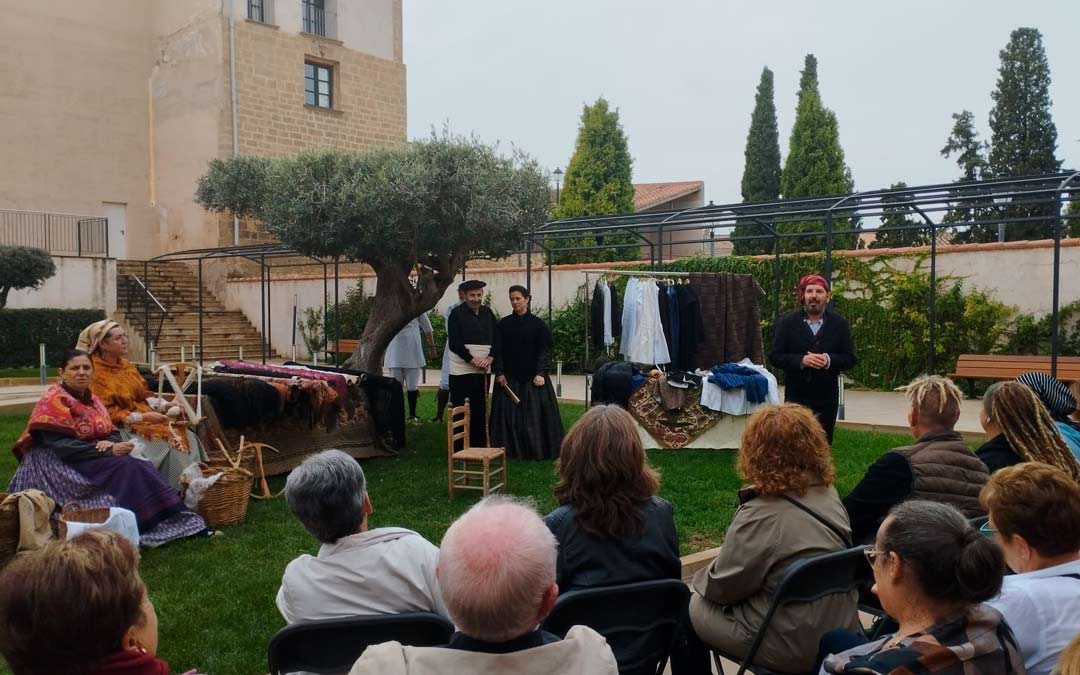 Acto 'Vestir el pasado' en las Fiestas del Pilar de Caspe./ Historica Vestimentúm.