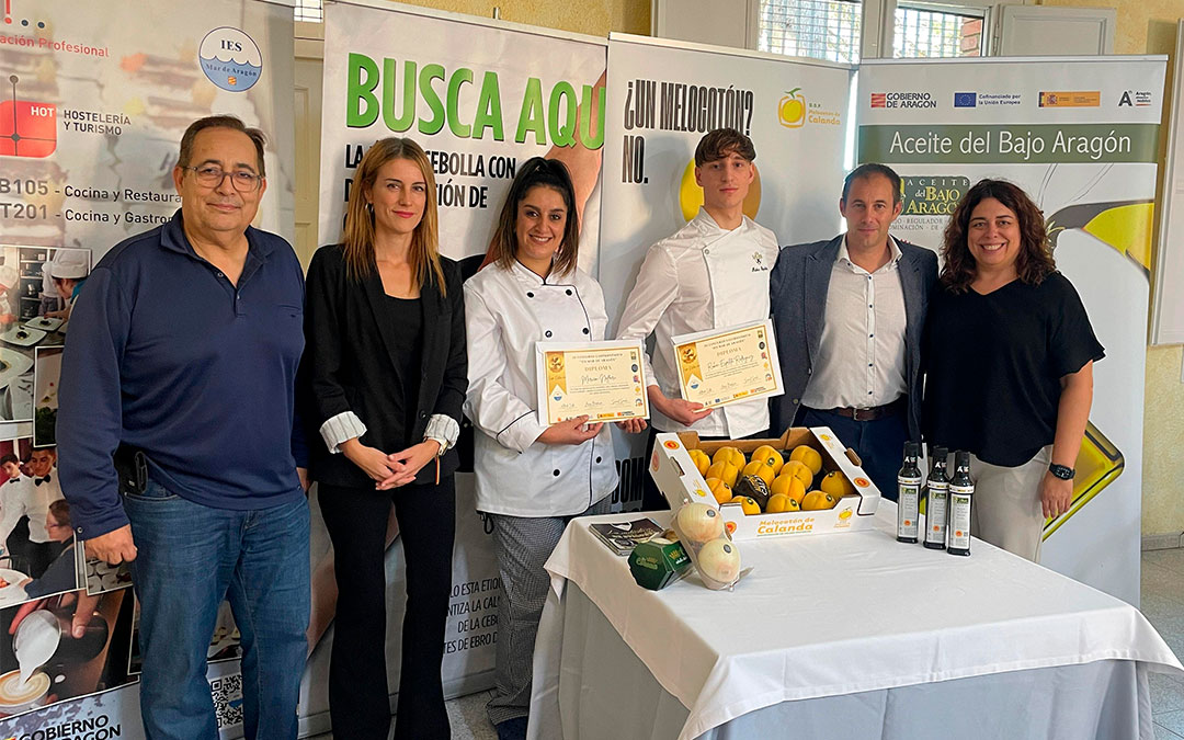 Los dos ganadores con la directora del centro y los patrocinadores del concurso./ S.F.