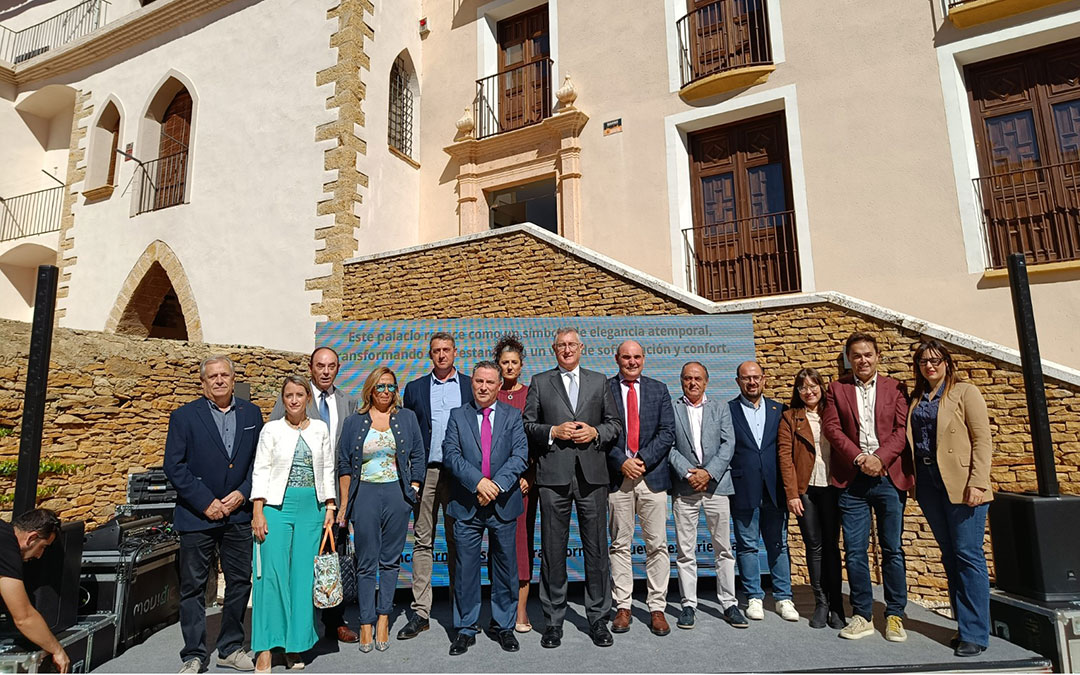 Inauguración este viernes de la Hospedería de la Iglesuela del Cid con el consejero de Medio Ambiente y Turismo, Manuel Blasco; y el nuevo gerente, Juan Ciércoles. / DGA
