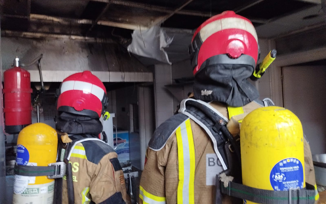 Los bomberos de la DPT del parque de Montalbán han extinguido el fuego originado en la cocina./ Bomberos de la DPT