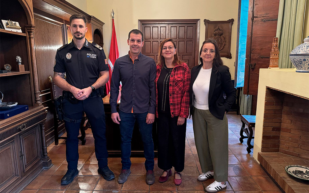 El nuevo agente junto con el jefe de Policía Local, Cristian Villacampa, la alcaldesa, Ana Jarque, y la concejal del área, Encarna Romero./ Ayto. Caspe
