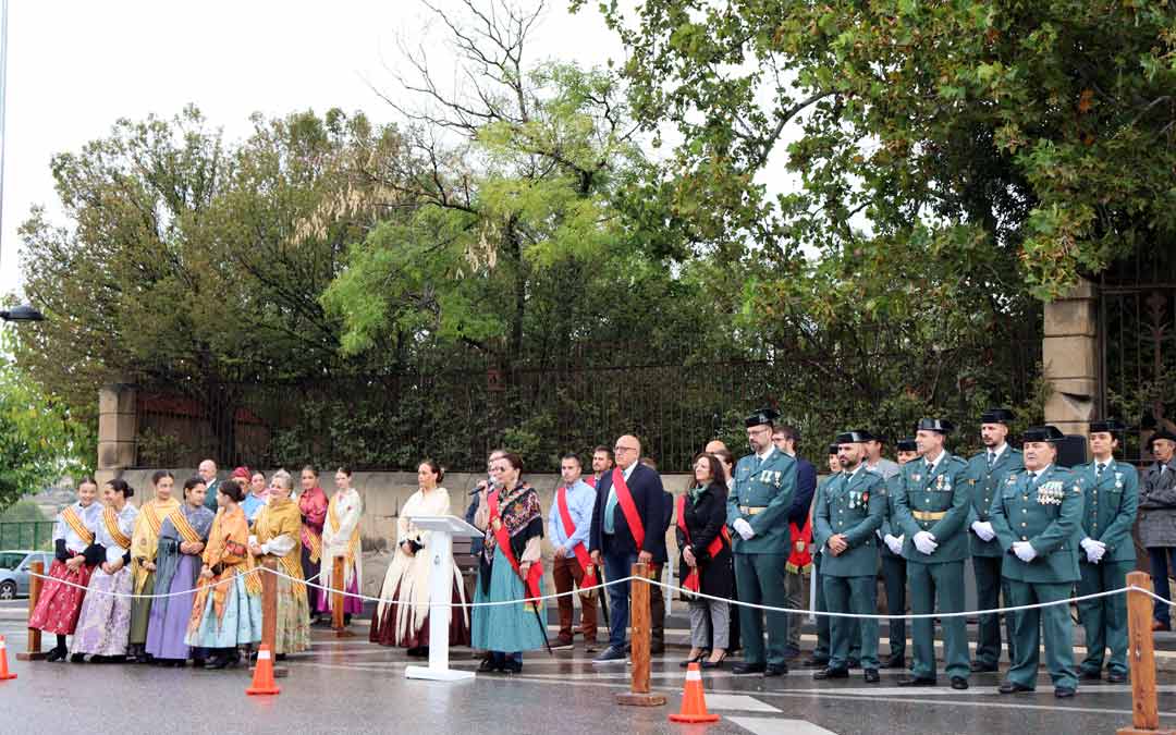 Caspolinas, representantes del Ayuntamiento y Guardia Civil durante el izado de bandera./ Sandra Jiménez